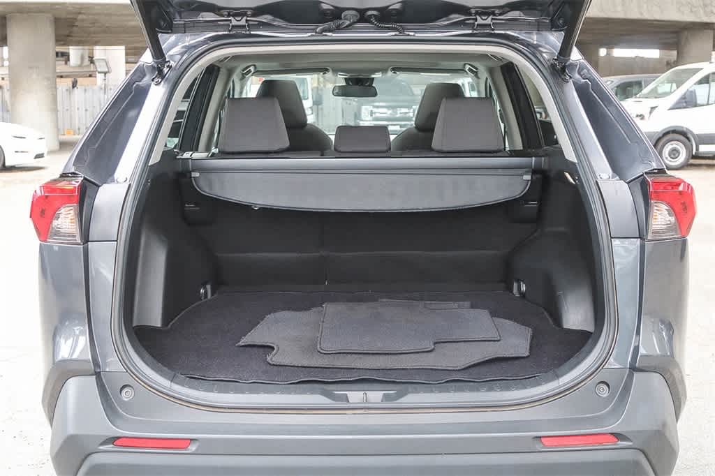 2022 Toyota RAV4 XLE 27