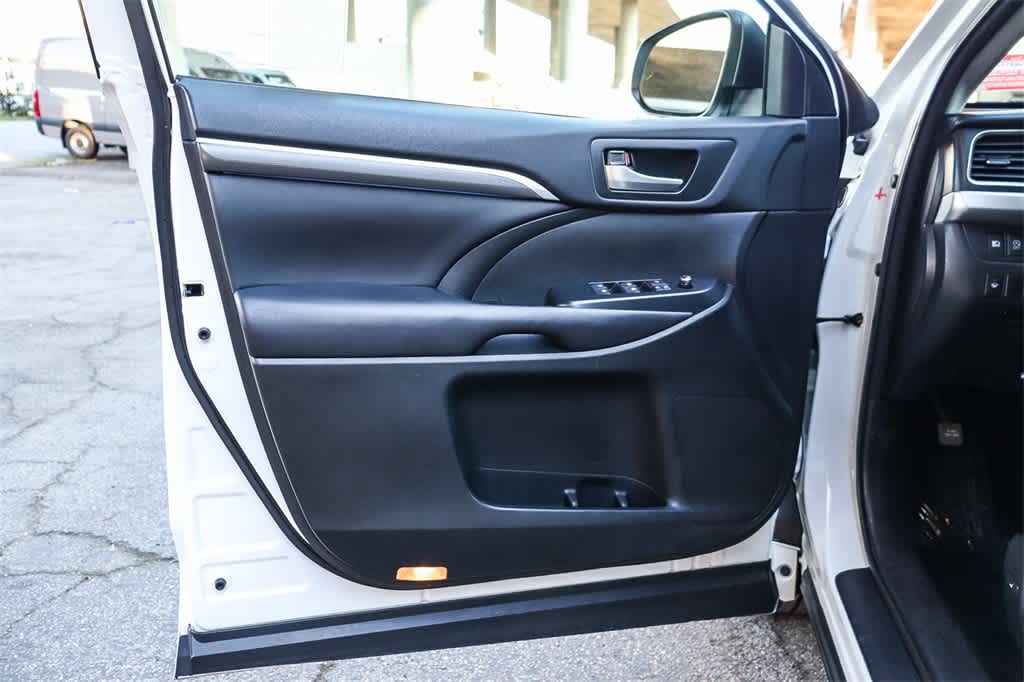 Thumbnail: 2017 Toyota Highlander - 22