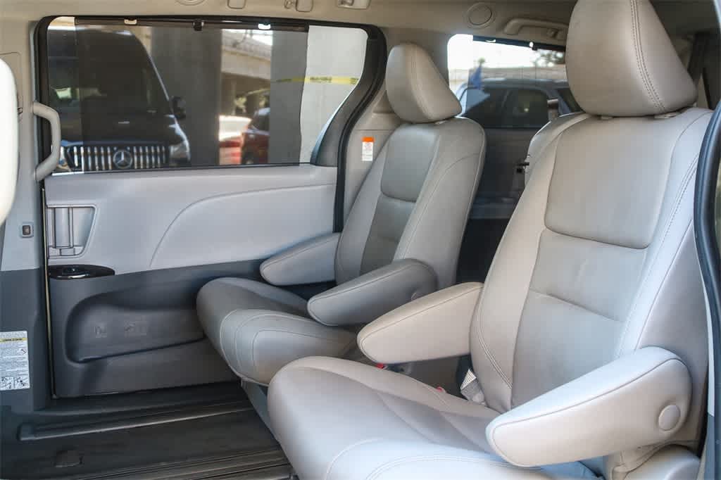 Thumbnail: 2020 Toyota Sienna - 19