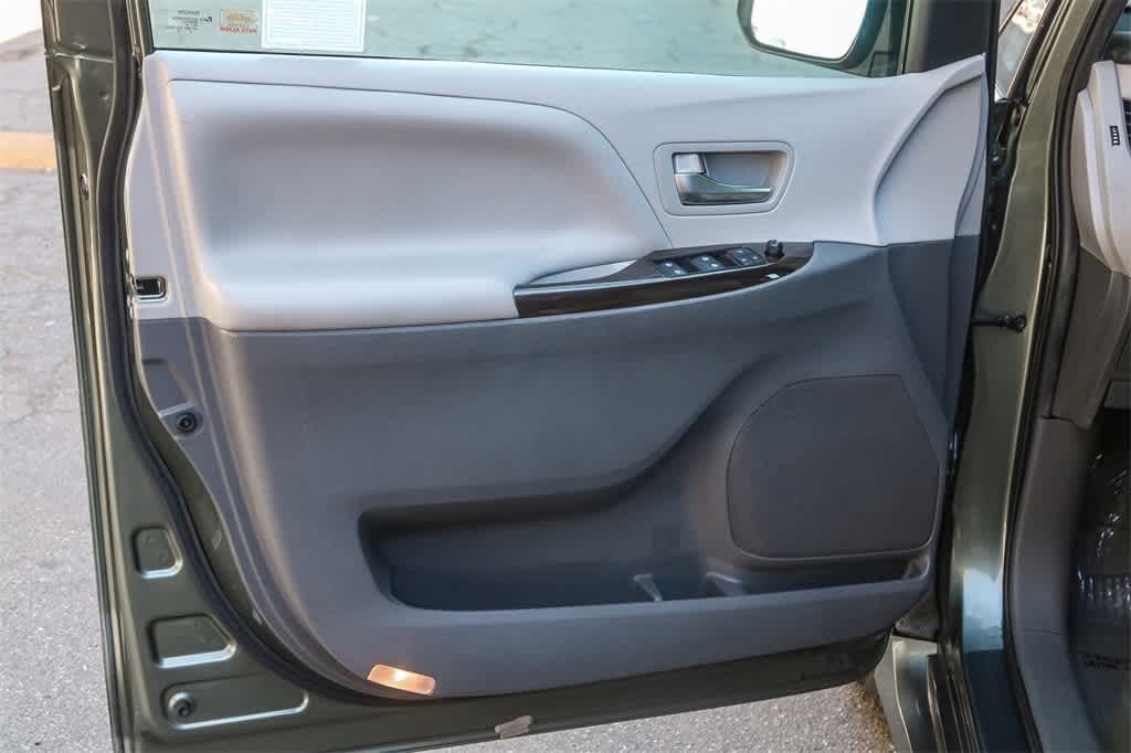 Thumbnail: 2020 Toyota Sienna - 23