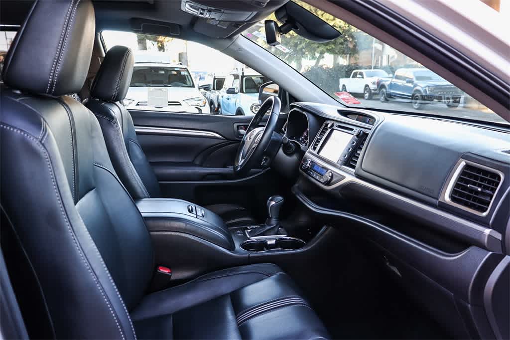 Thumbnail: 2017 Toyota Highlander - 15