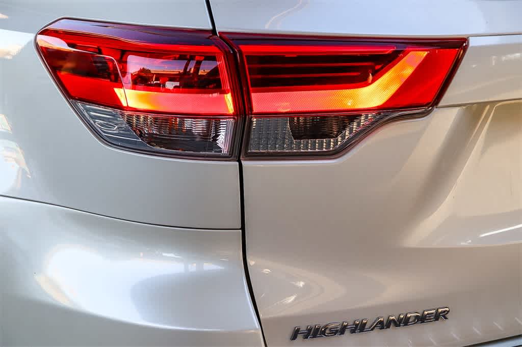 Thumbnail: 2017 Toyota Highlander - 9