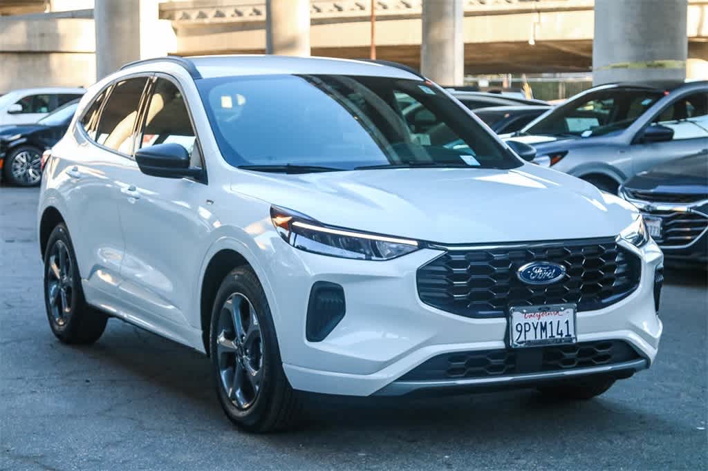 2024 Ford Escape ST-Line Hybrid photo 3