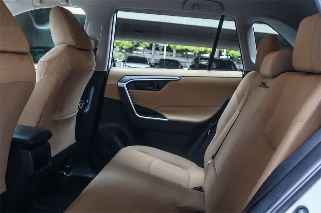 2021 Toyota RAV4 LE 18