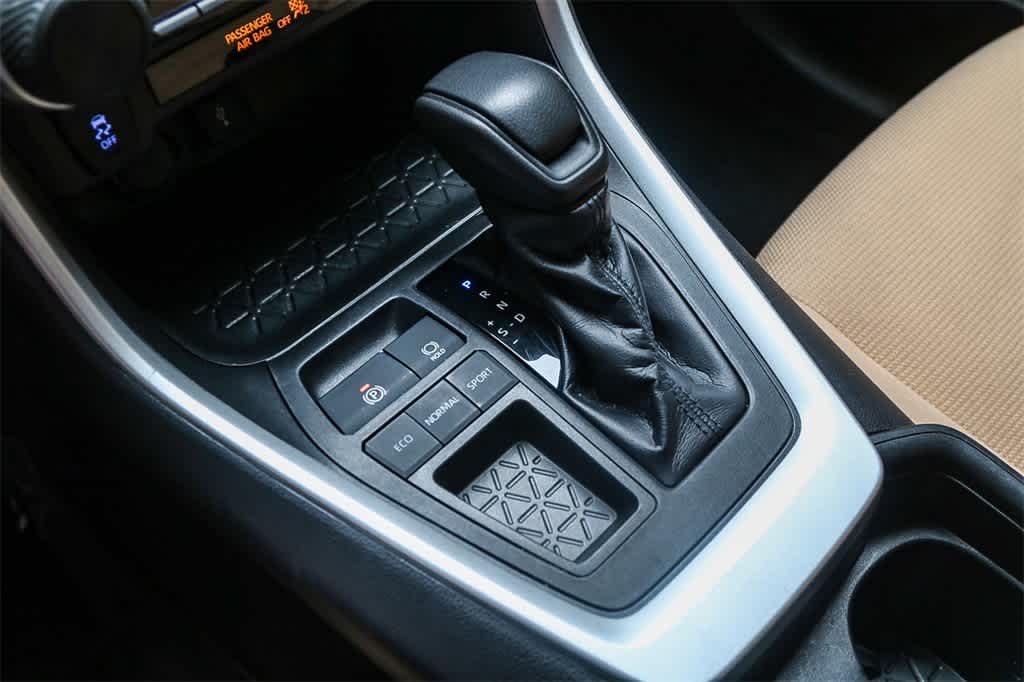 2021 Toyota RAV4 LE 19