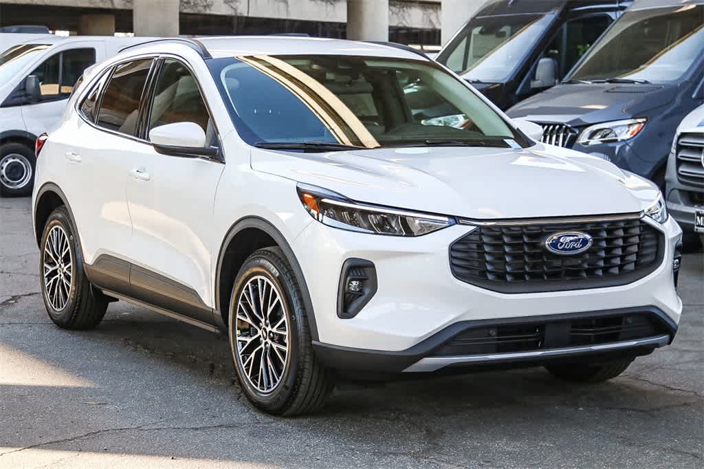 2025 Ford Escape photo 3