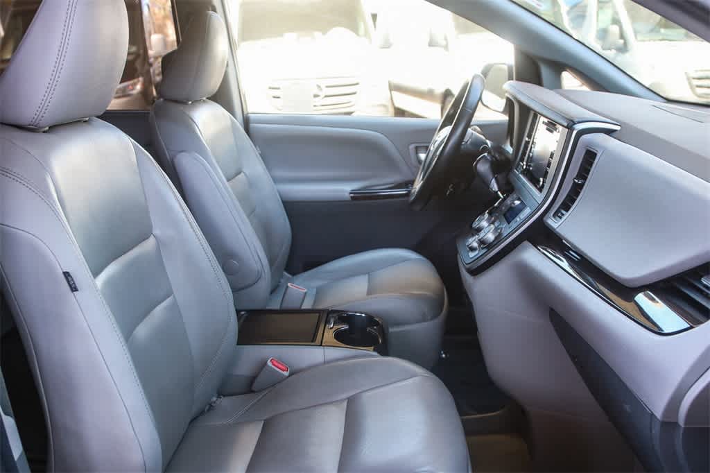 Thumbnail: 2020 Toyota Sienna - 17