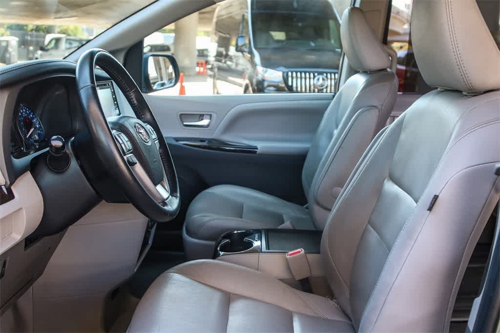 Thumbnail: 2020 Toyota Sienna - 18