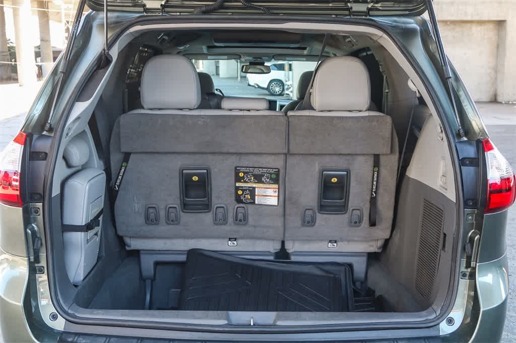 Thumbnail: 2020 Toyota Sienna - 28