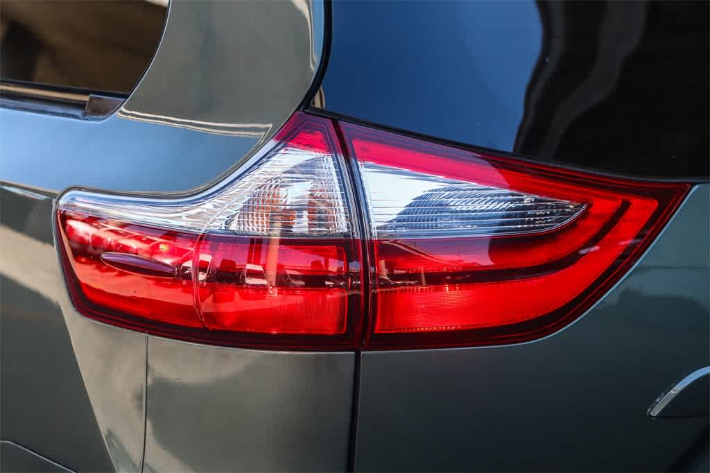 Thumbnail: 2020 Toyota Sienna - 9