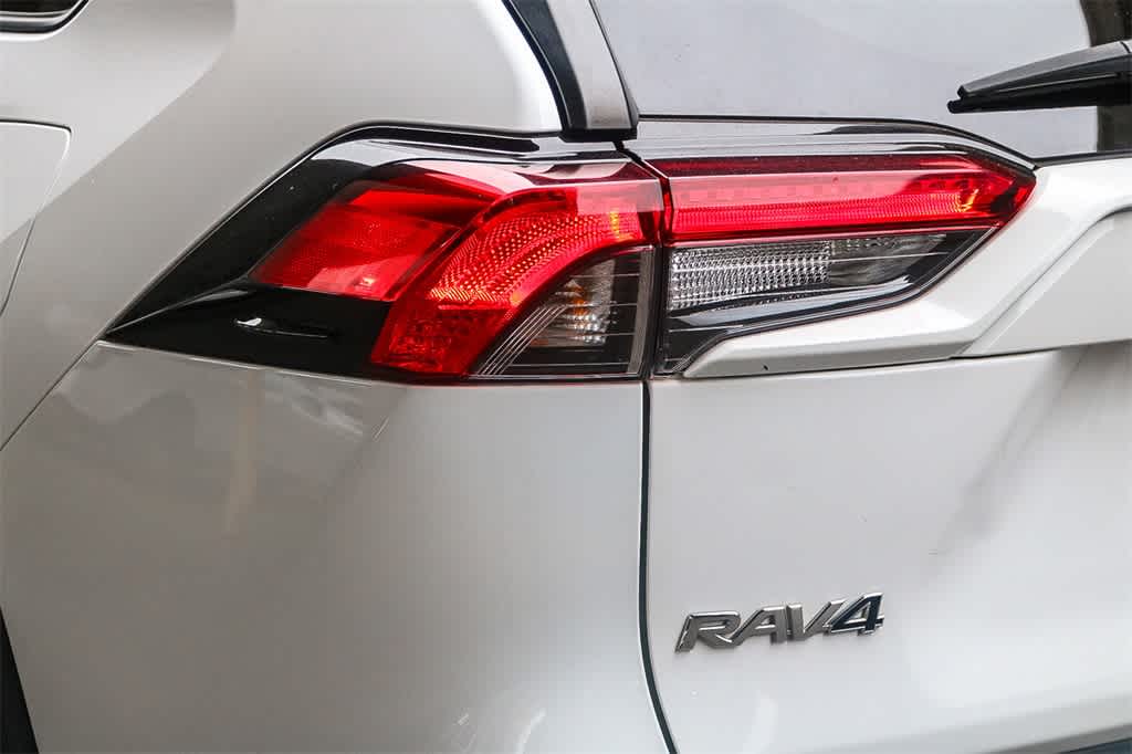 2021 Toyota RAV4 LE 9