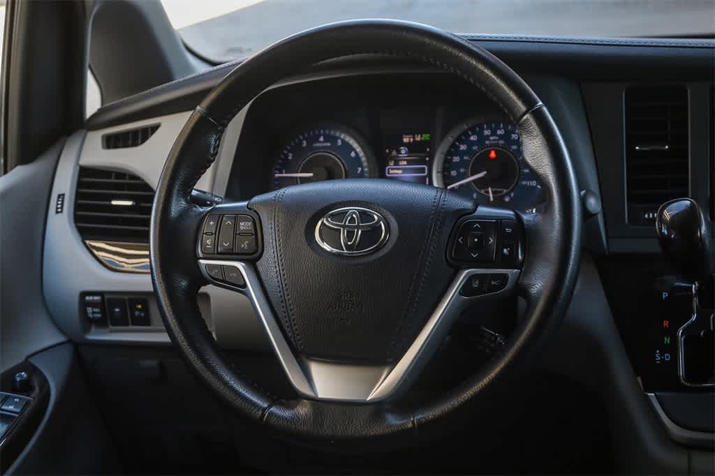 Thumbnail: 2020 Toyota Sienna - 16