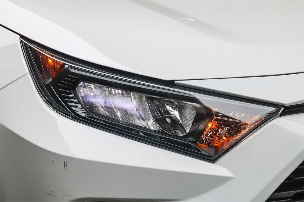 2021 Toyota RAV4 LE 4