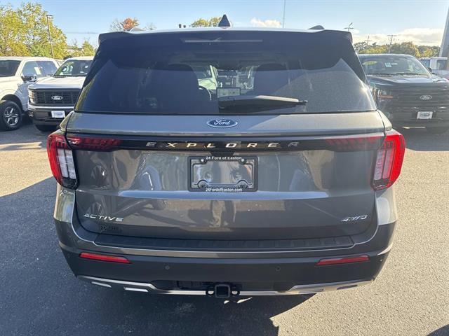 2025 Ford Explorer photo 3