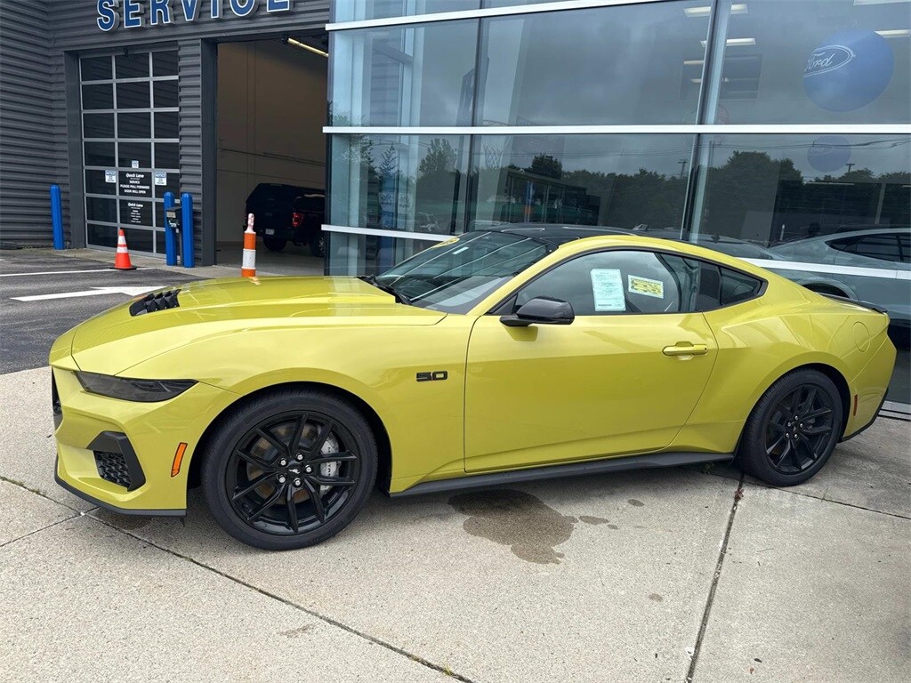 2025 Ford Mustang GT Premium photo 2