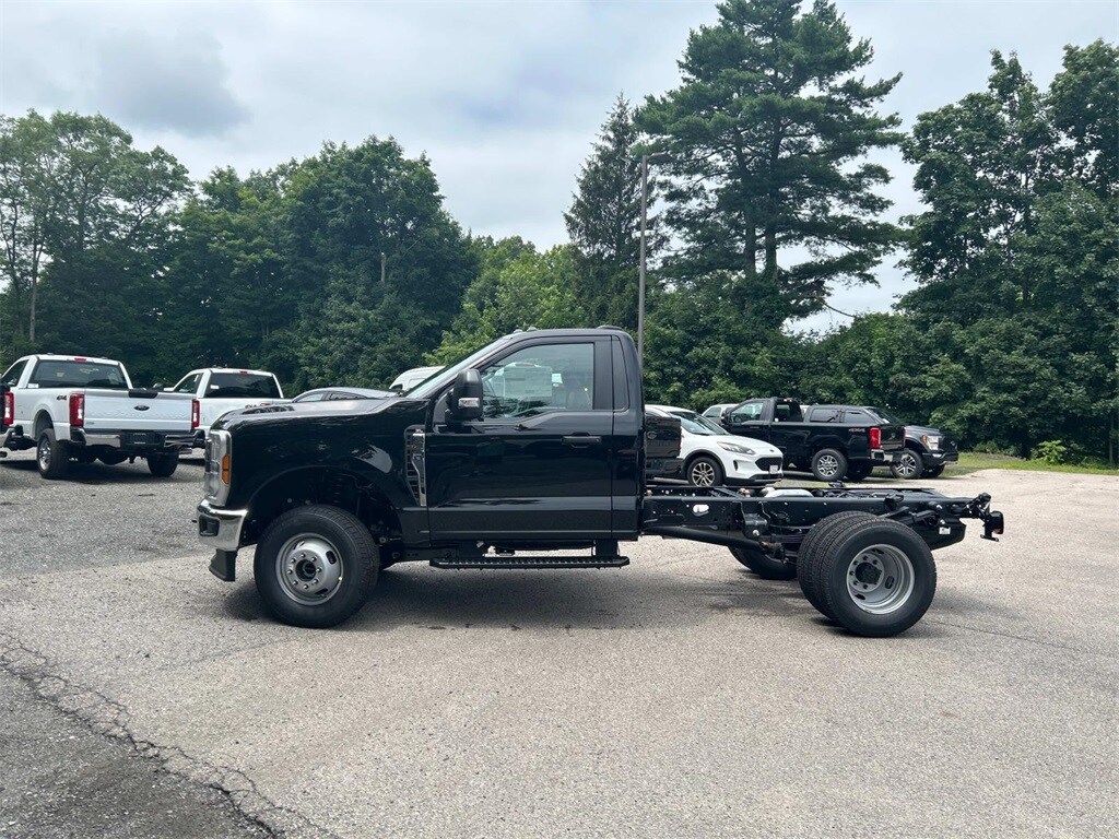 2025 Ford F-350 photo 2
