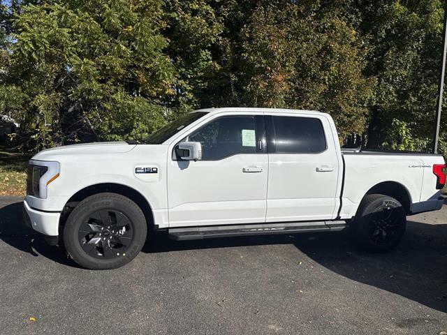 2025 Ford F-150 Lightning Lariat photo 2