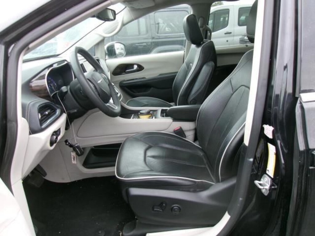 Used 2023 Chrysler Pacifica Limited Van Passenger Van
