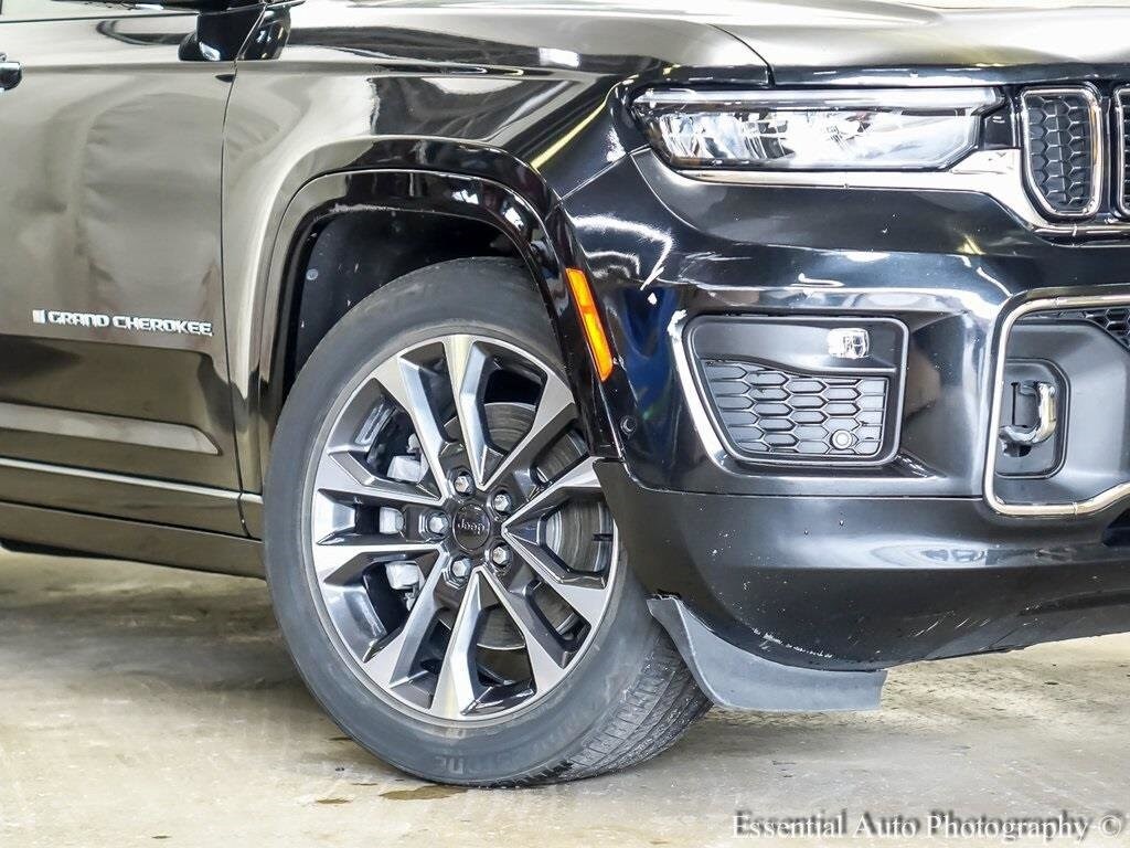 2023 Jeep Grand Cherokee Overland photo 2