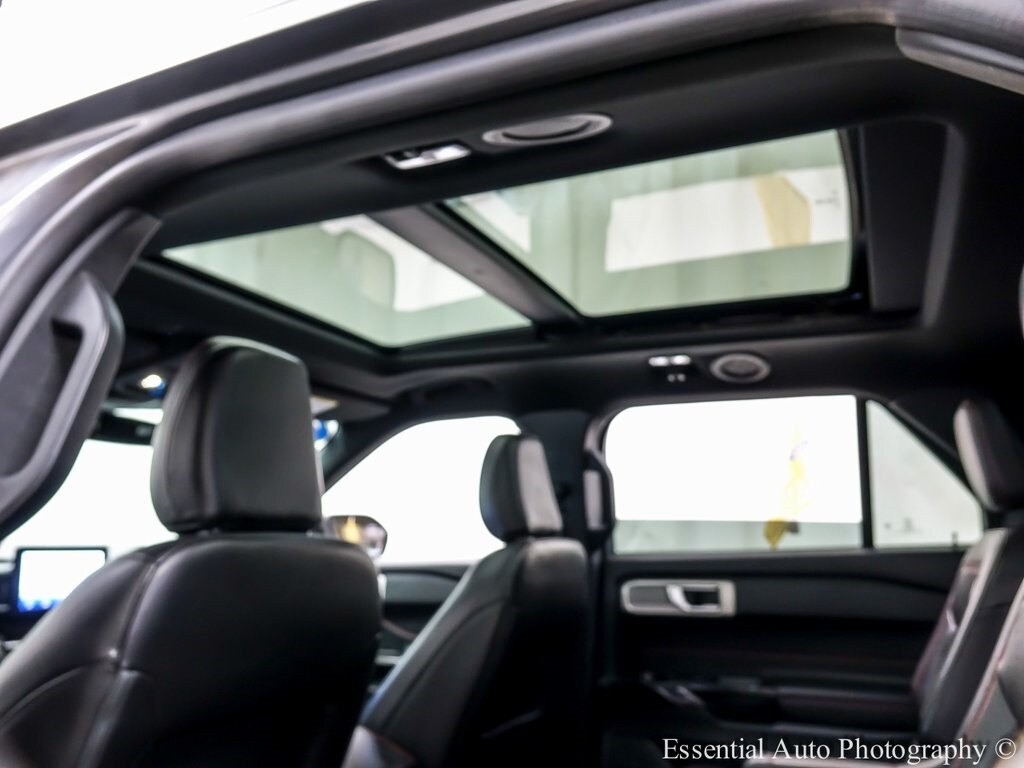 2022 Ford Explorer ST-Line photo 2