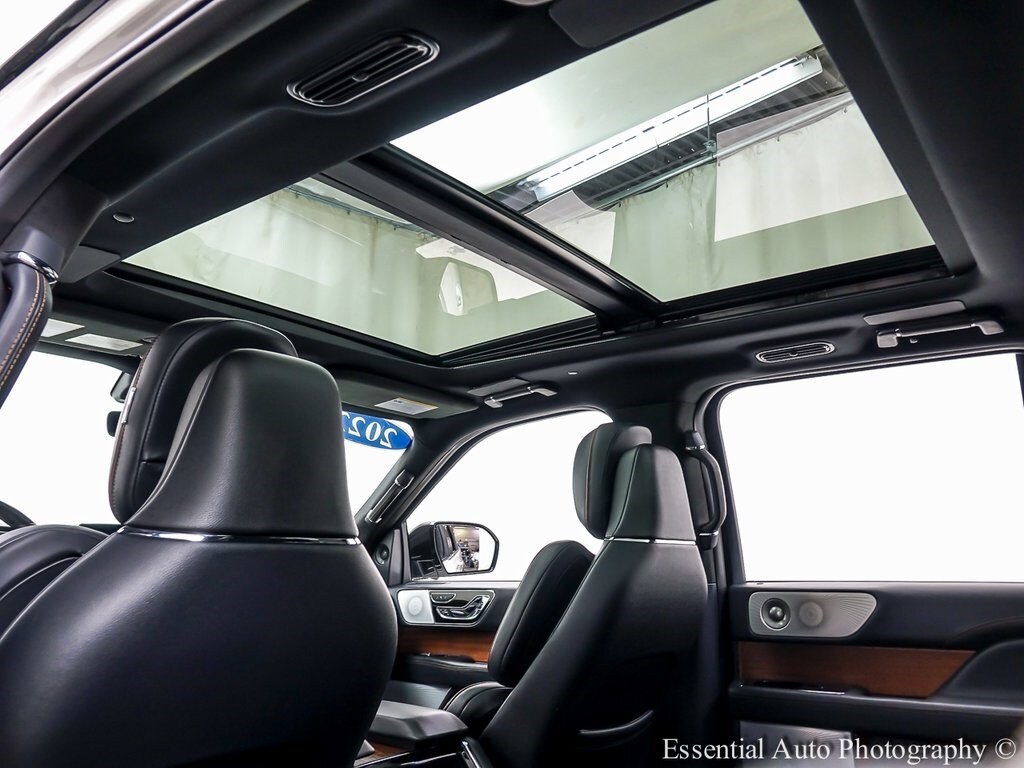 2022 Lincoln Navigator Black Label photo 3
