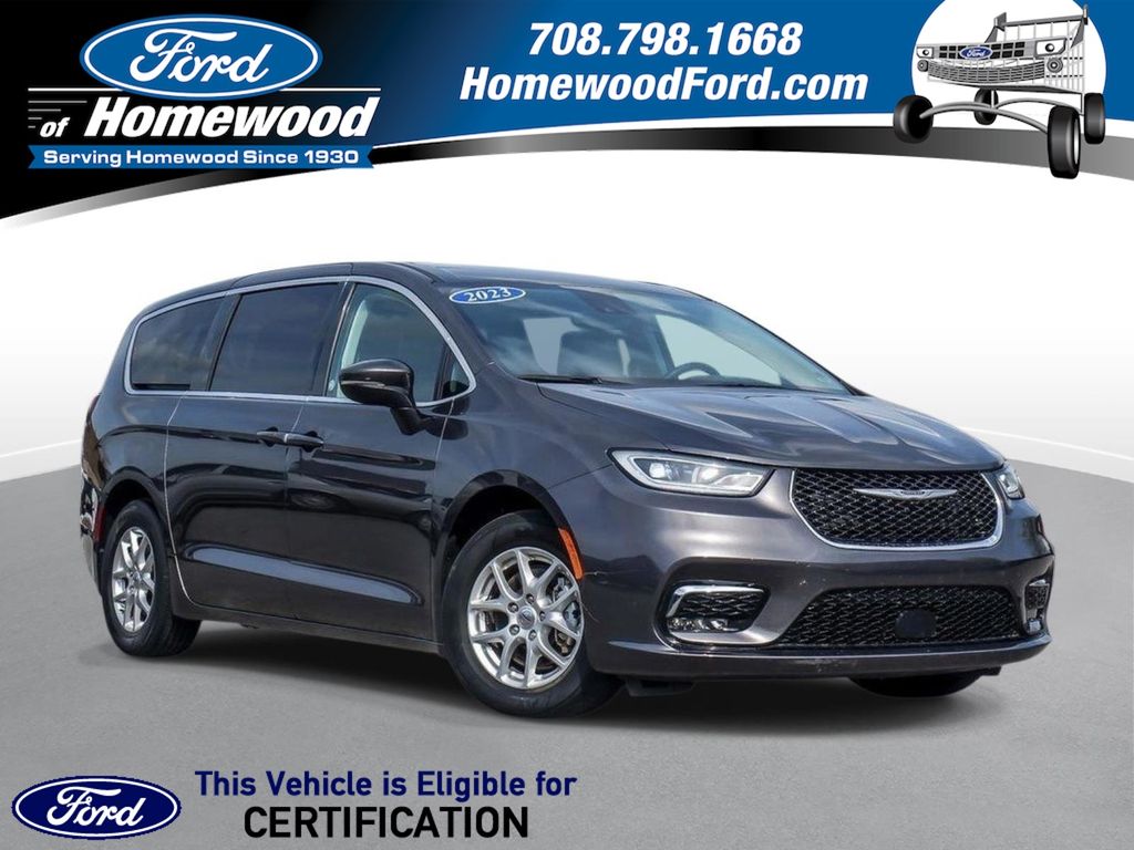 2023 Chrysler Pacifica Touring L's photo