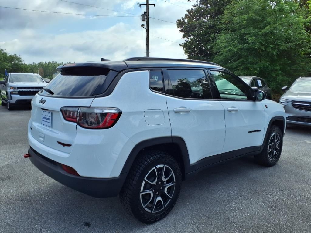 2024 Jeep Compass Trailhawk photo 2