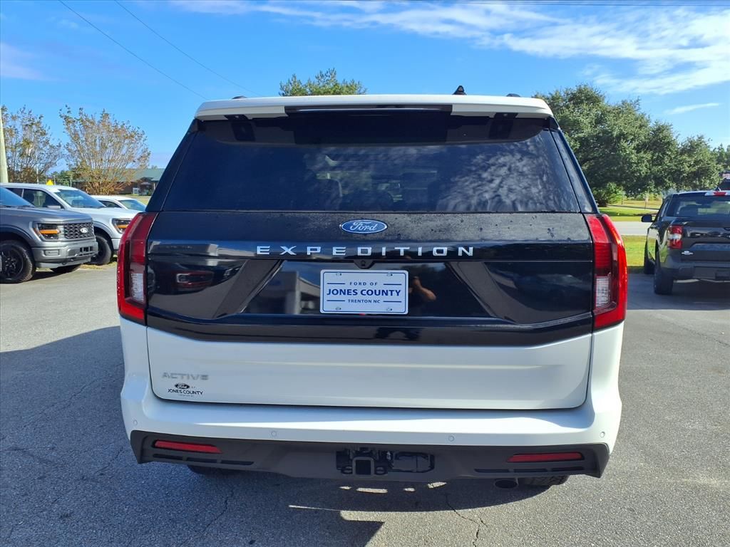 2025 Ford Expedition photo 2