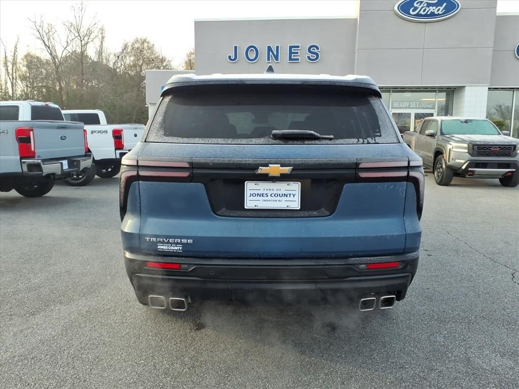 Used 2024 Chevrolet Traverse FWD LS Sport Utility