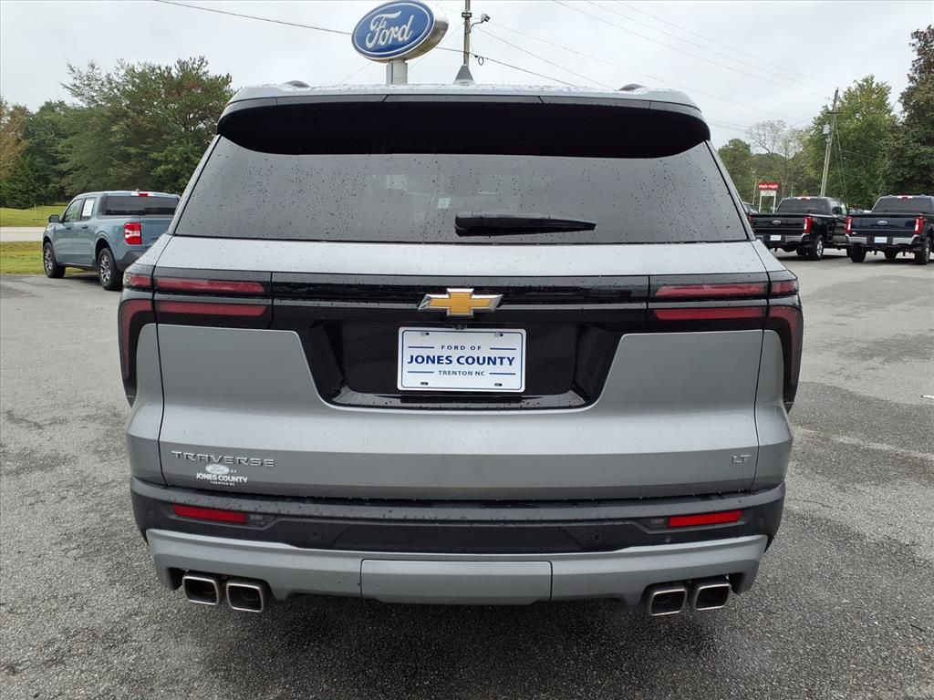 2024 Chevrolet Traverse photo 2