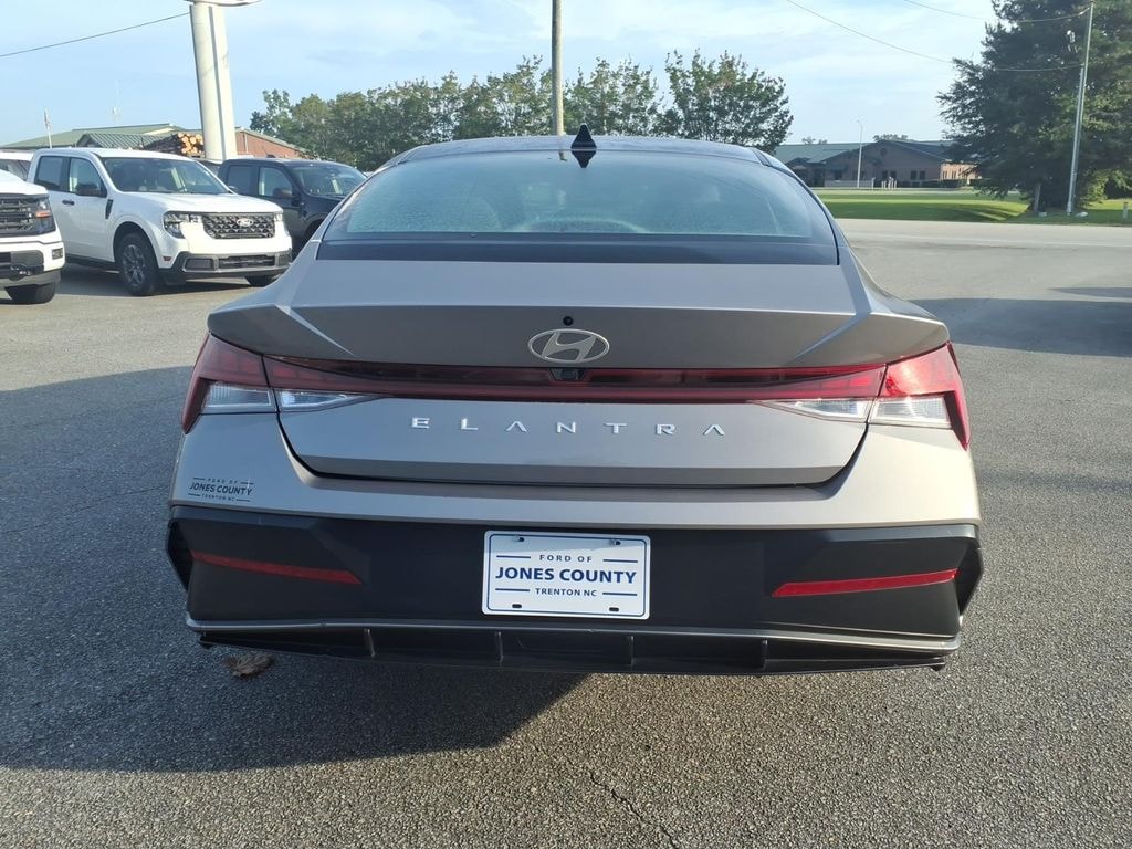 Used 2025 Hyundai Elantra SEL Convenience Sedan