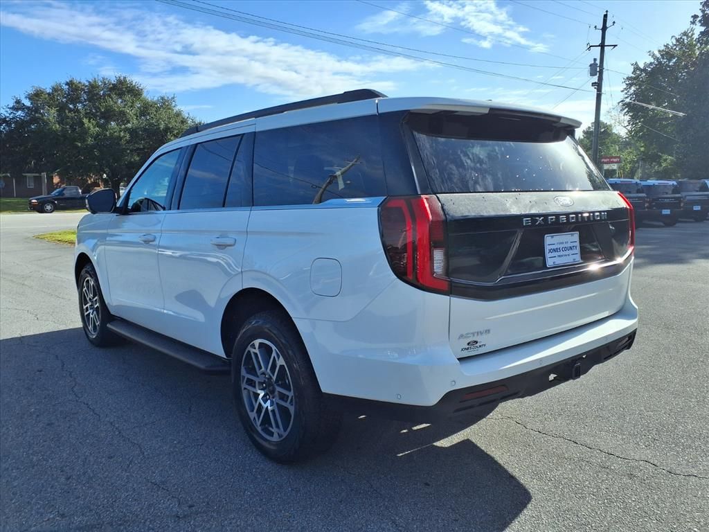 2025 Ford Expedition photo 3