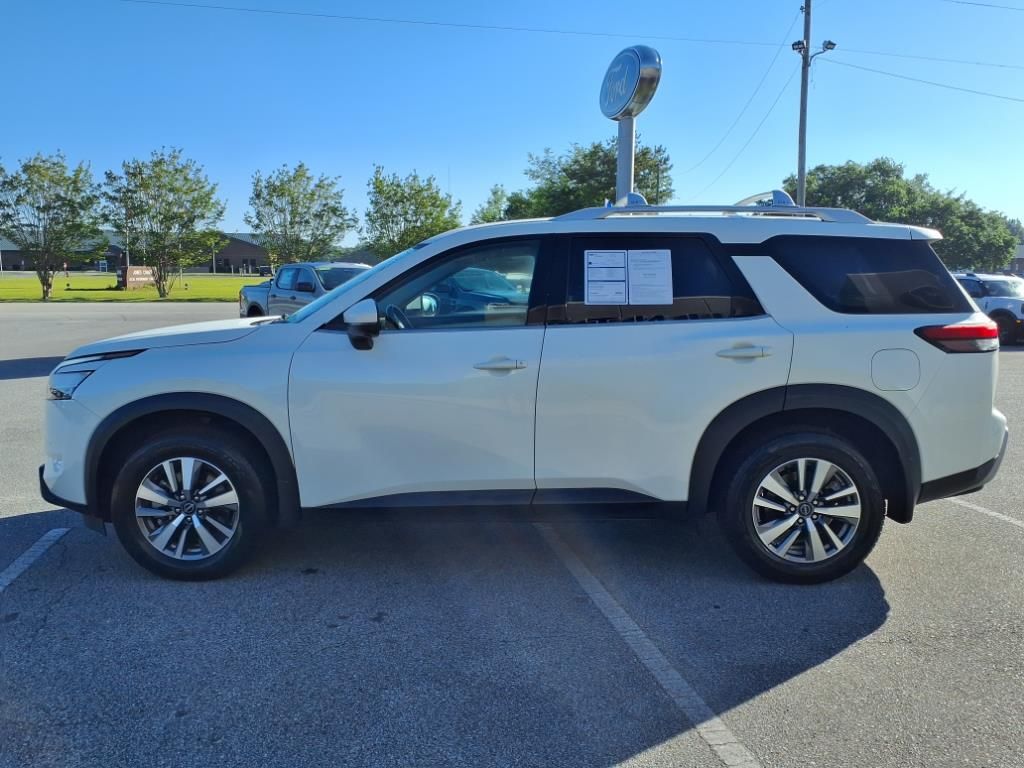 2023 Nissan Pathfinder SL photo 3