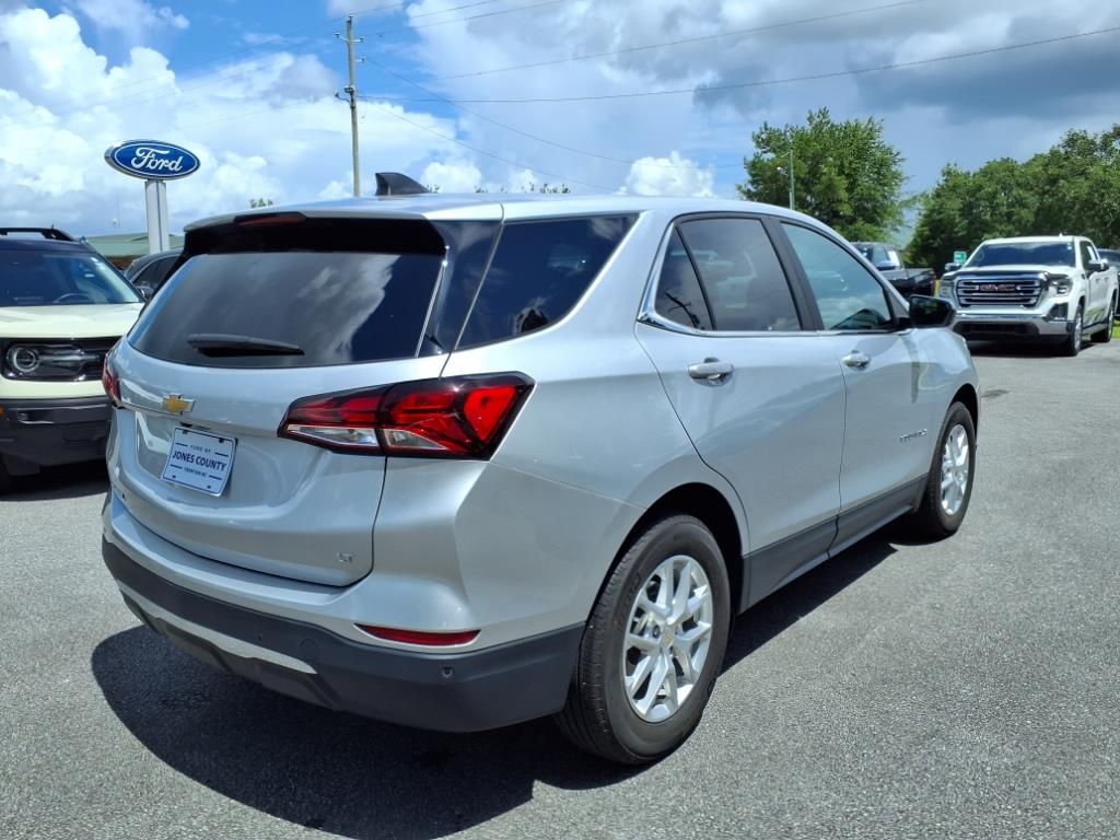 2022 Chevrolet Equinox LT photo 2
