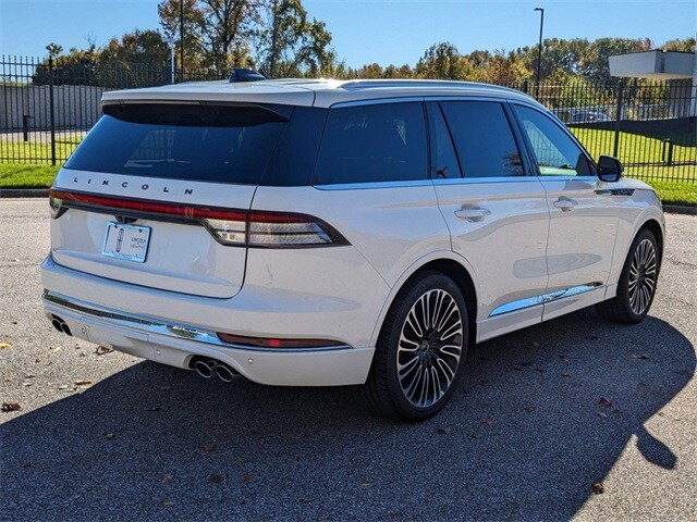 2025 Lincoln Aviator Black Label photo 3