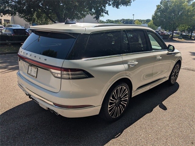 2025 Lincoln Aviator Black Label photo 2