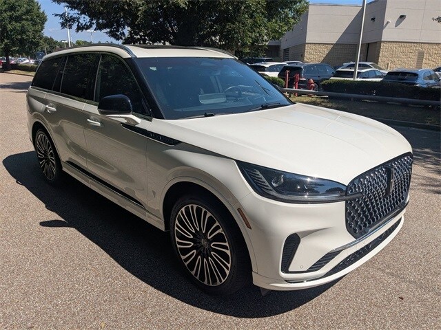 2025 Lincoln Aviator Black Label photo 3