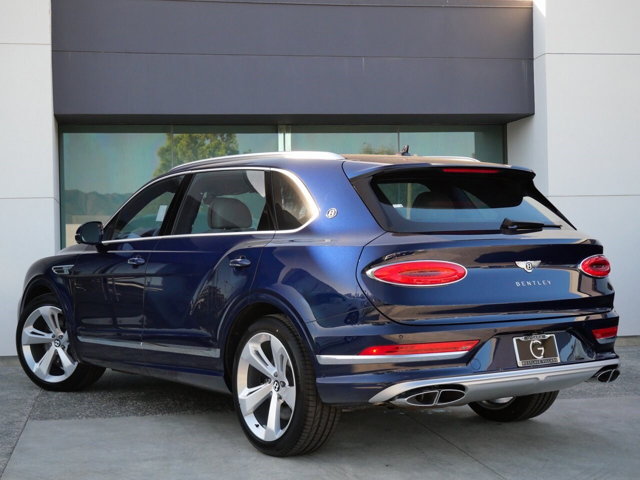 2025 Bentley Bentayga EWB photo 3