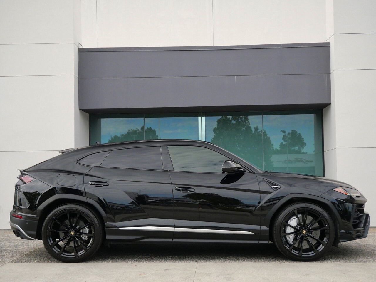 2020 Lamborghini Urus photo 2