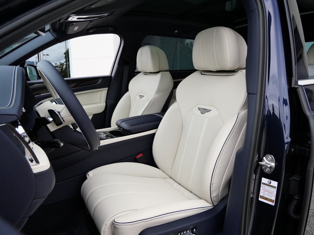 2025 Bentley Bentayga EWB photo 2