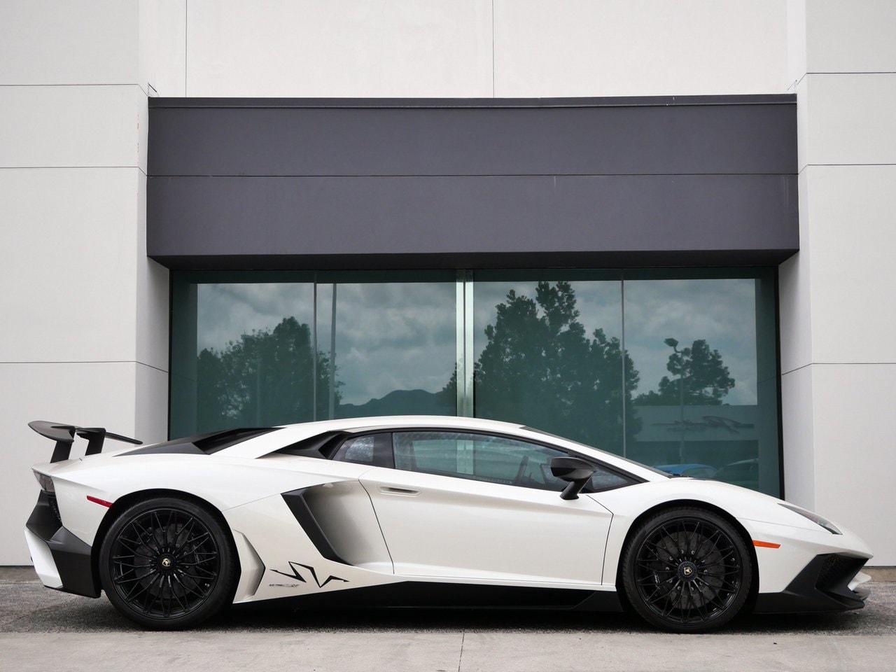 Used 2017 Lamborghini Aventador Superveloce with VIN ZHWUF3ZD4HLA05780 for sale in Thousand Oaks, CA