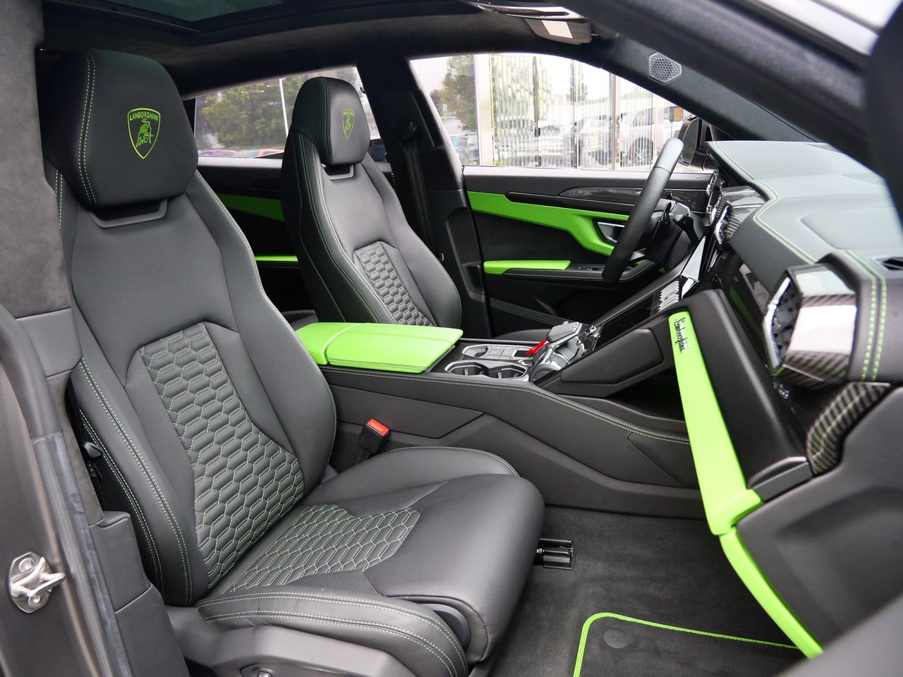 2021 Lamborghini Urus photo 3