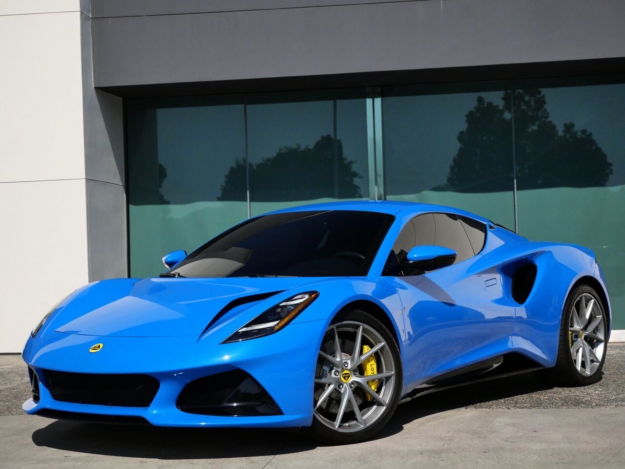 2024 Lotus Emira First Edition photo 3