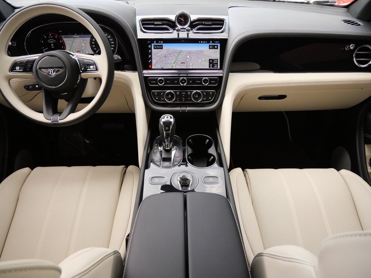 2025 Bentley Bentayga V8 photo 3
