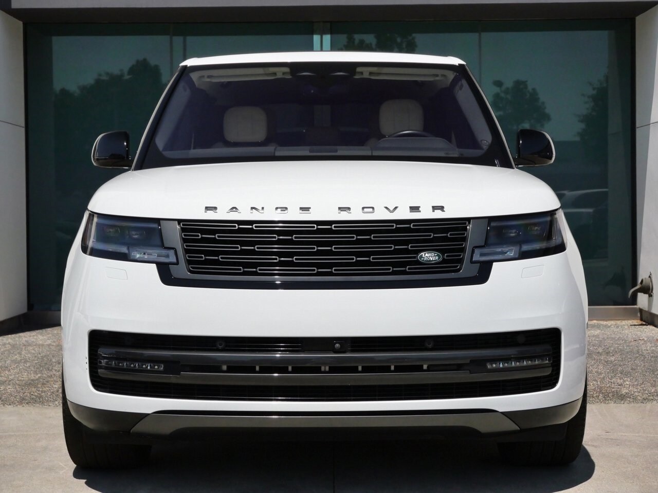 2023 Land Rover Range Rover SE photo 2