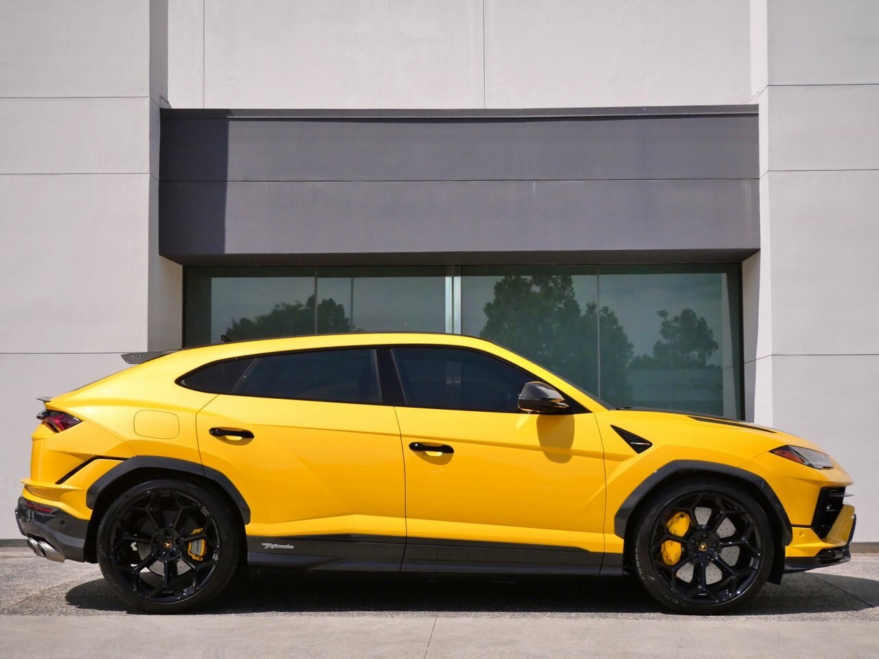 2024 Lamborghini Urus Performante photo 2