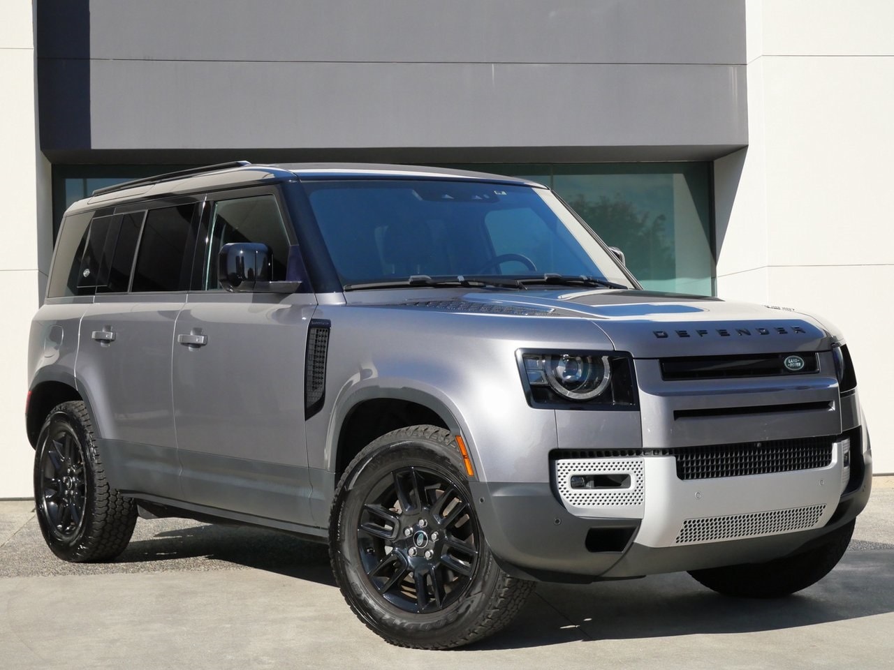 2022 Land Rover Defender S's photo