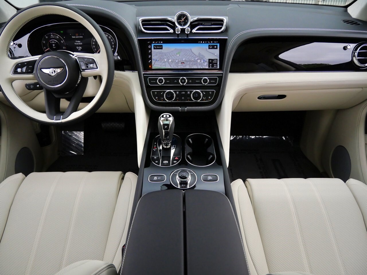 2025 Bentley Bentayga V8 photo 3