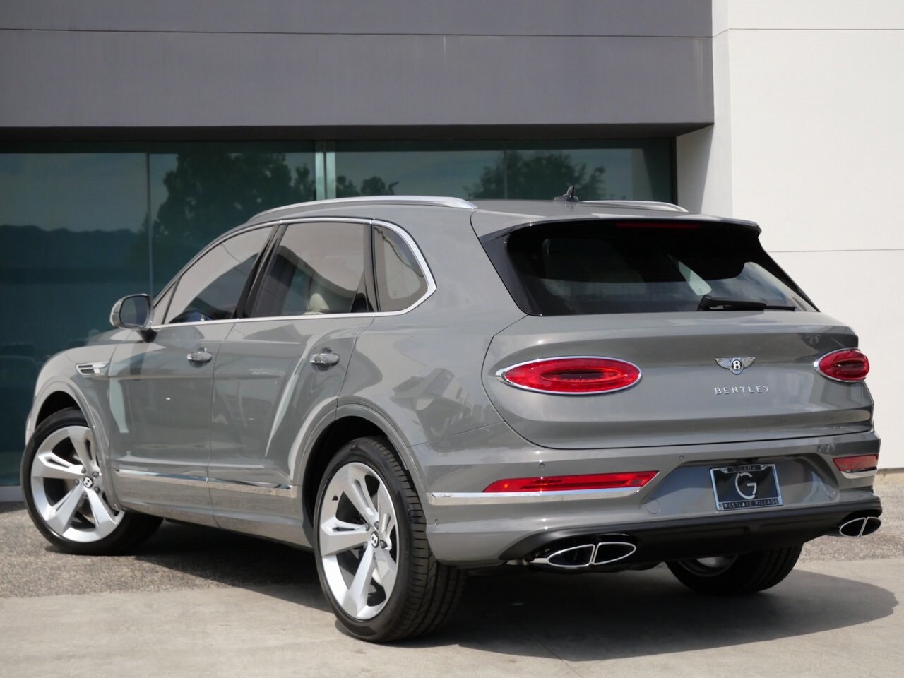 2025 Bentley Bentayga V8 photo 2