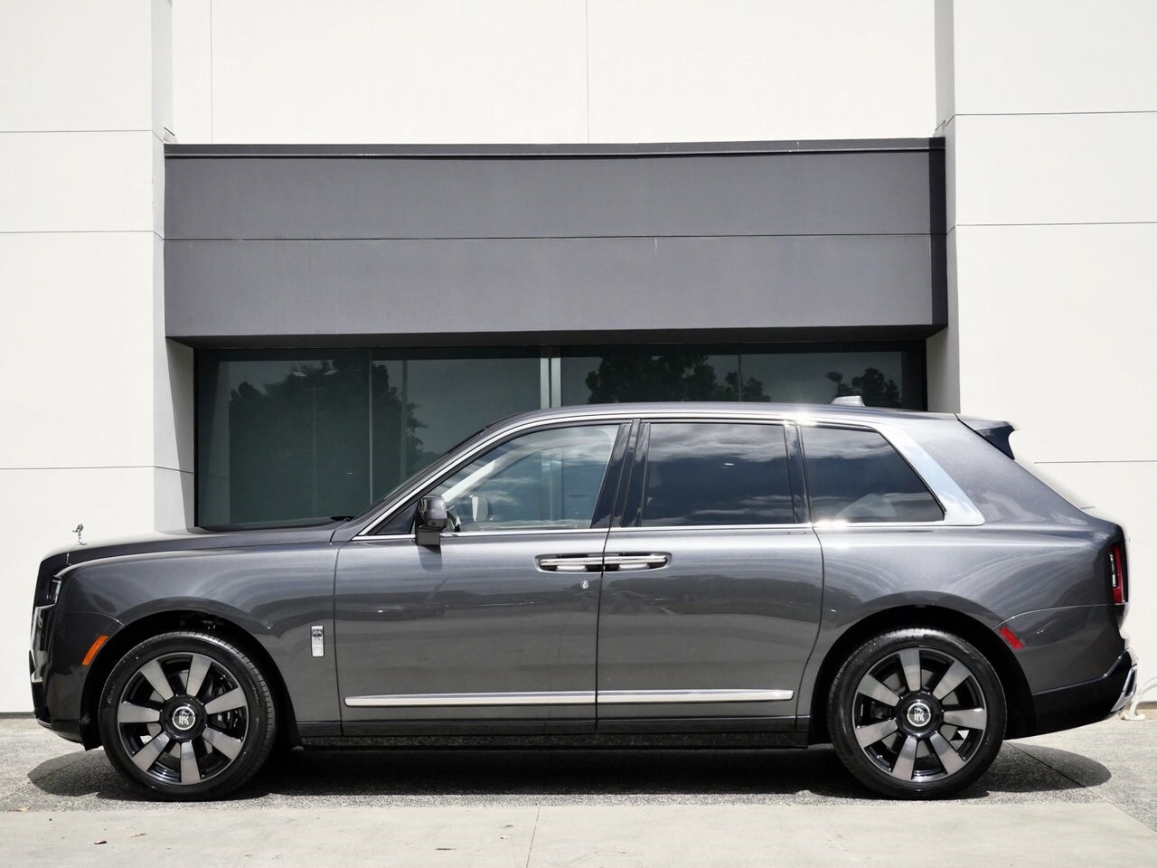 2025 Rolls Royce Cullinan RR photo 3